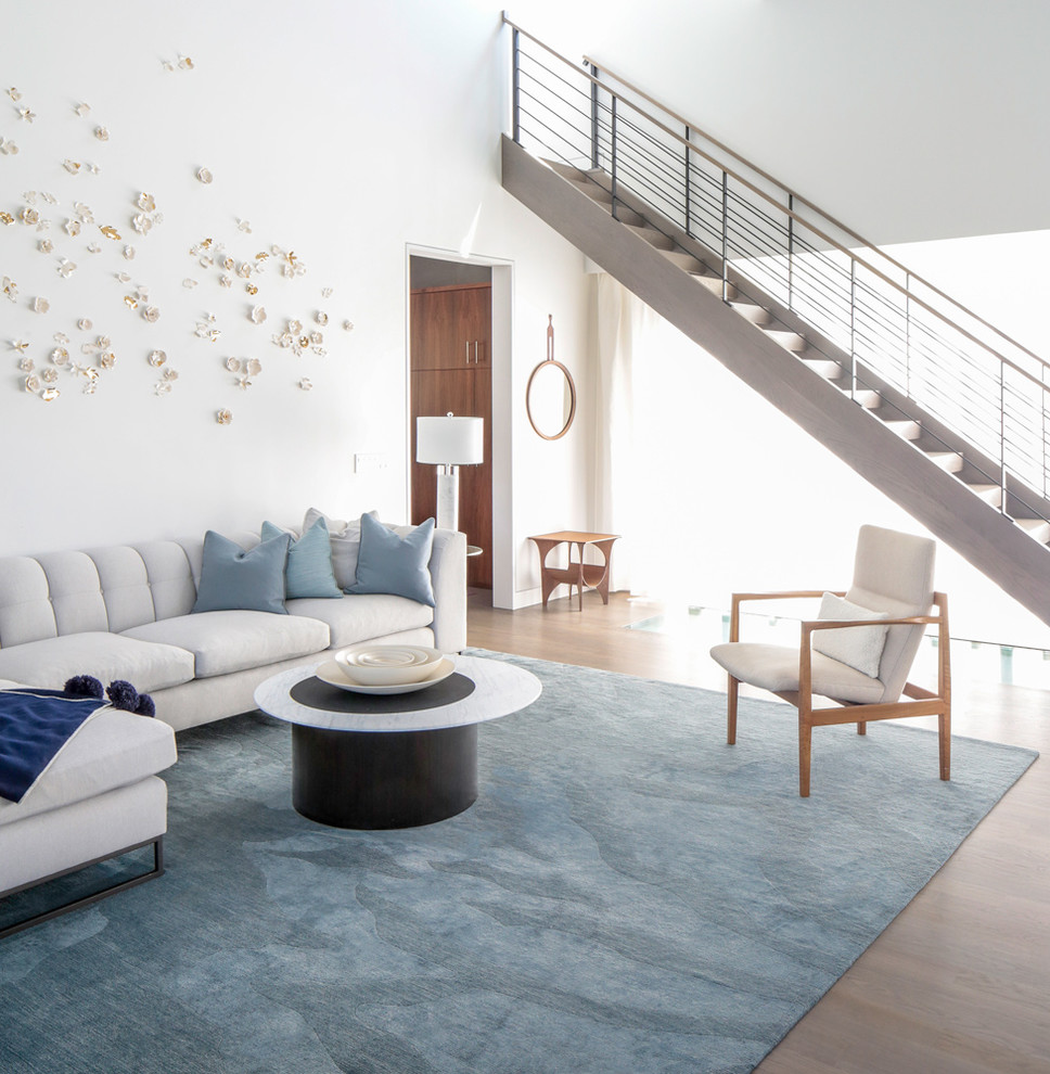 Mittelgroßes, Repräsentatives, Offenes Modernes Wohnzimmer ohne Kamin mit grauer Wandfarbe, TV-Wand, braunem Holzboden und braunem Boden in New York