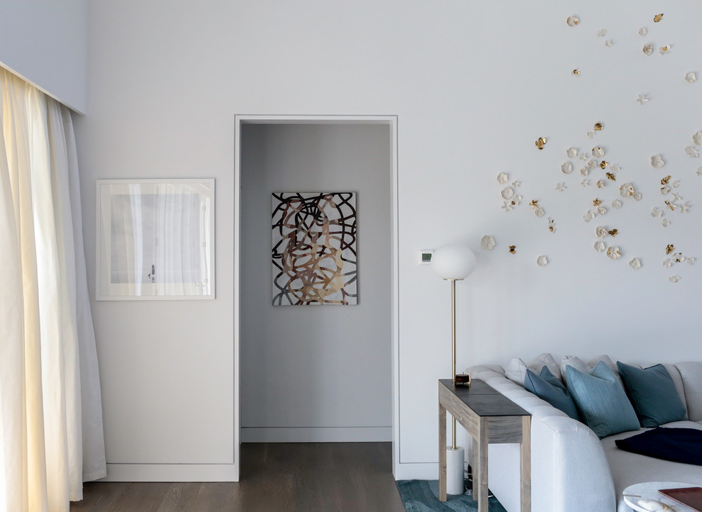 Пример оригинального дизайна: парадная, открытая гостиная комната среднего размера в современном стиле с серыми стенами, паркетным полом среднего тона, телевизором на стене и коричневым полом без камина