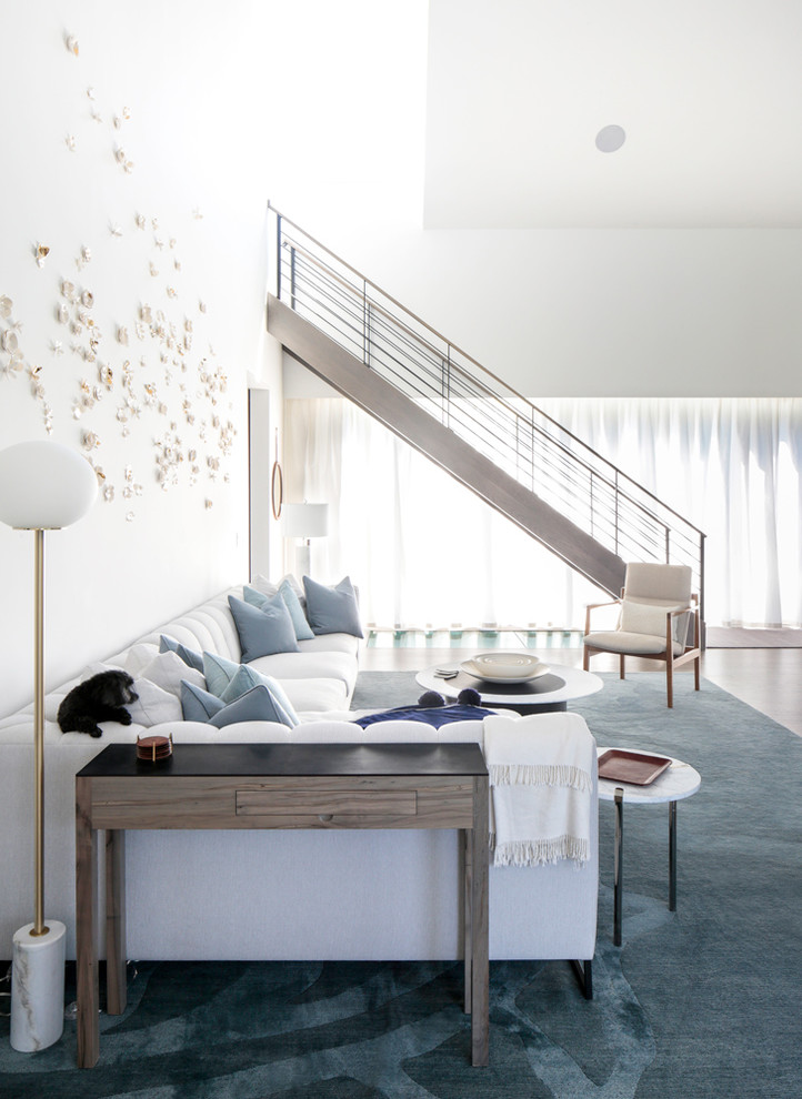 Mittelgroßes, Repräsentatives, Fernseherloses, Offenes Modernes Wohnzimmer ohne Kamin mit weißer Wandfarbe und braunem Holzboden in New York