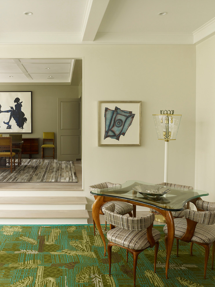 Ispirazione per un soggiorno design di medie dimensioni e chiuso con sala formale, pareti bianche e parquet chiaro