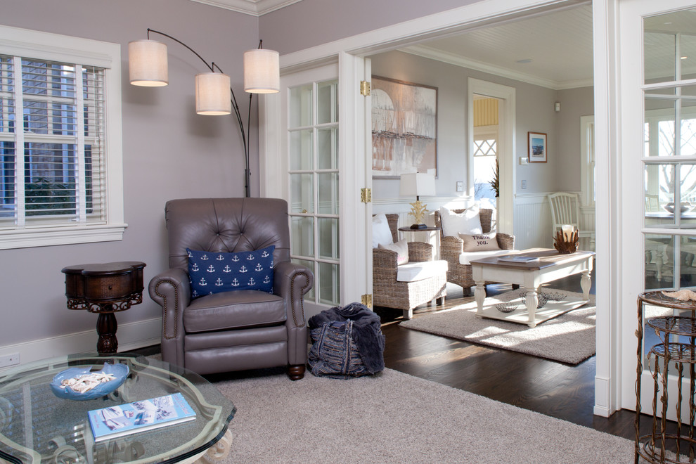 Стильный дизайн: гостиная комната в морском стиле с серыми стенами и темным паркетным полом без телевизора - последний тренд