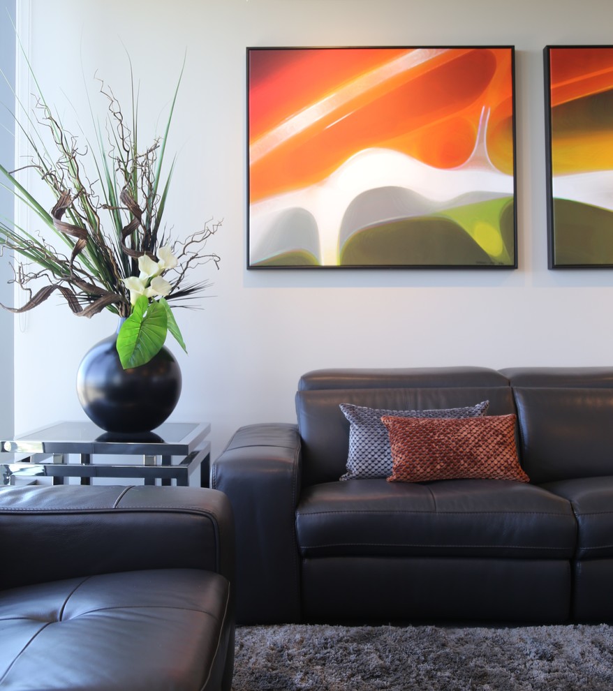 Foto de salón abierto minimalista pequeño sin chimenea con paredes grises, moqueta, televisor independiente y suelo gris