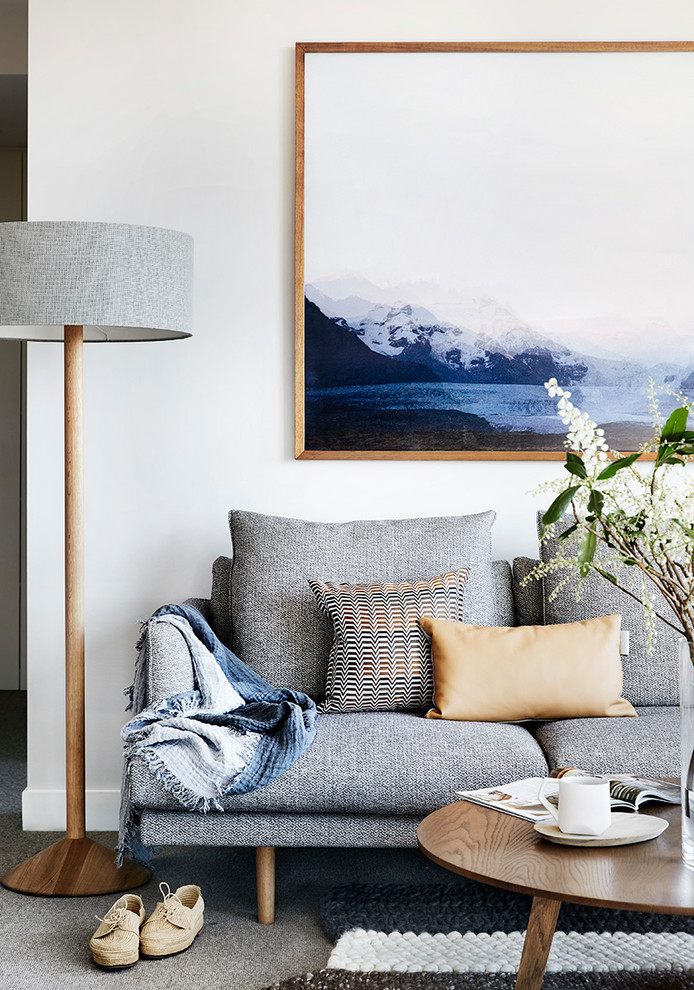Esempio di un soggiorno design con pareti bianche e moquette