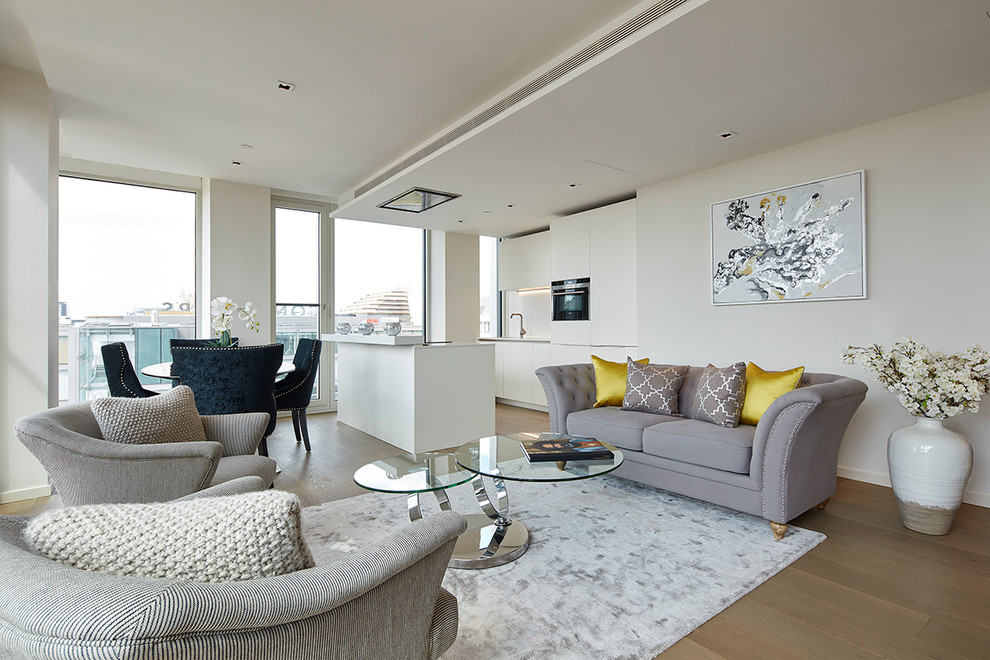 Idee per un soggiorno chic aperto con sala formale, pareti bianche e parquet chiaro