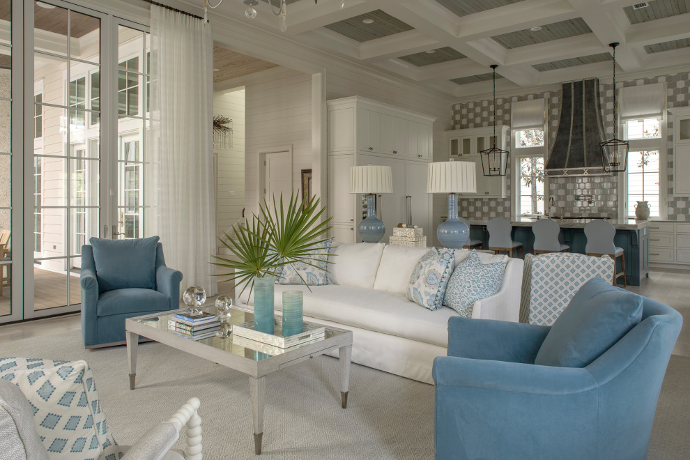Großes, Repräsentatives, Offenes Maritimes Wohnzimmer mit beiger Wandfarbe in Atlanta