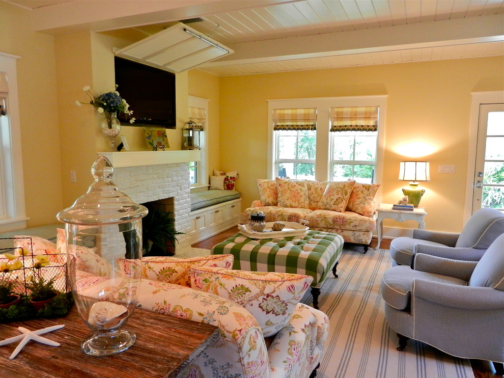 Island style living room photo in Jacksonville