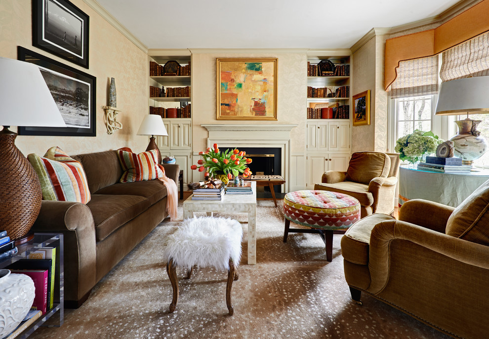 Foto di un soggiorno classico con sala formale, pareti beige e camino classico