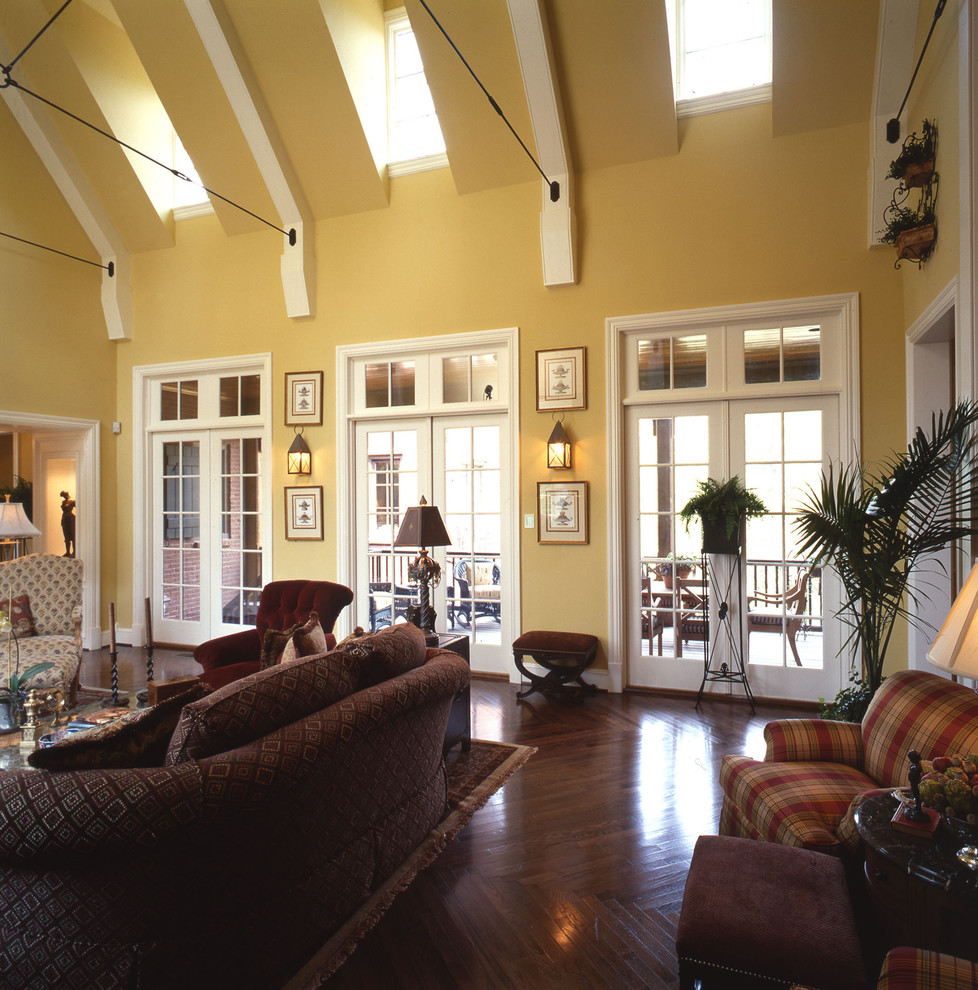 Idee per un soggiorno tradizionale di medie dimensioni e aperto con pareti beige e pavimento in legno massello medio