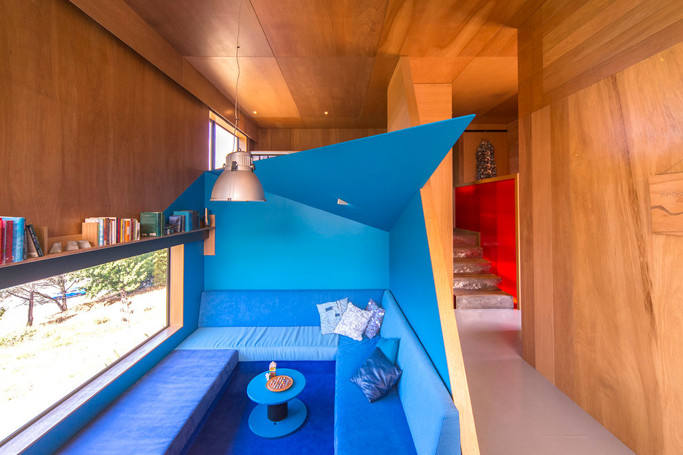 Immagine di un soggiorno design aperto con pareti blu