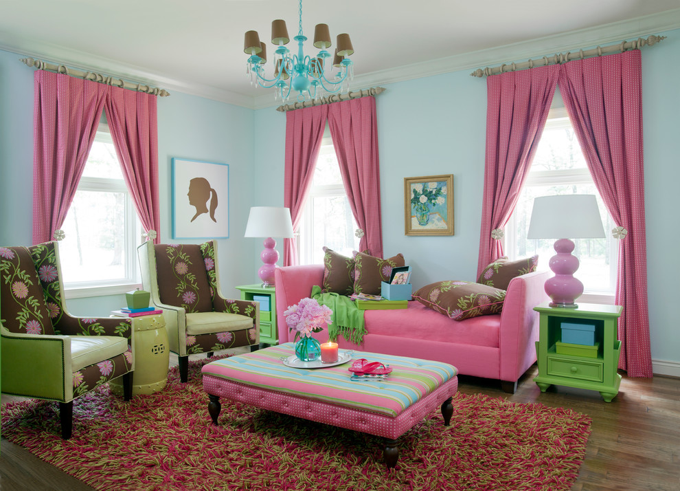 На фото: изолированная гостиная комната среднего размера в классическом стиле с синими стенами, паркетным полом среднего тона и ковром на полу