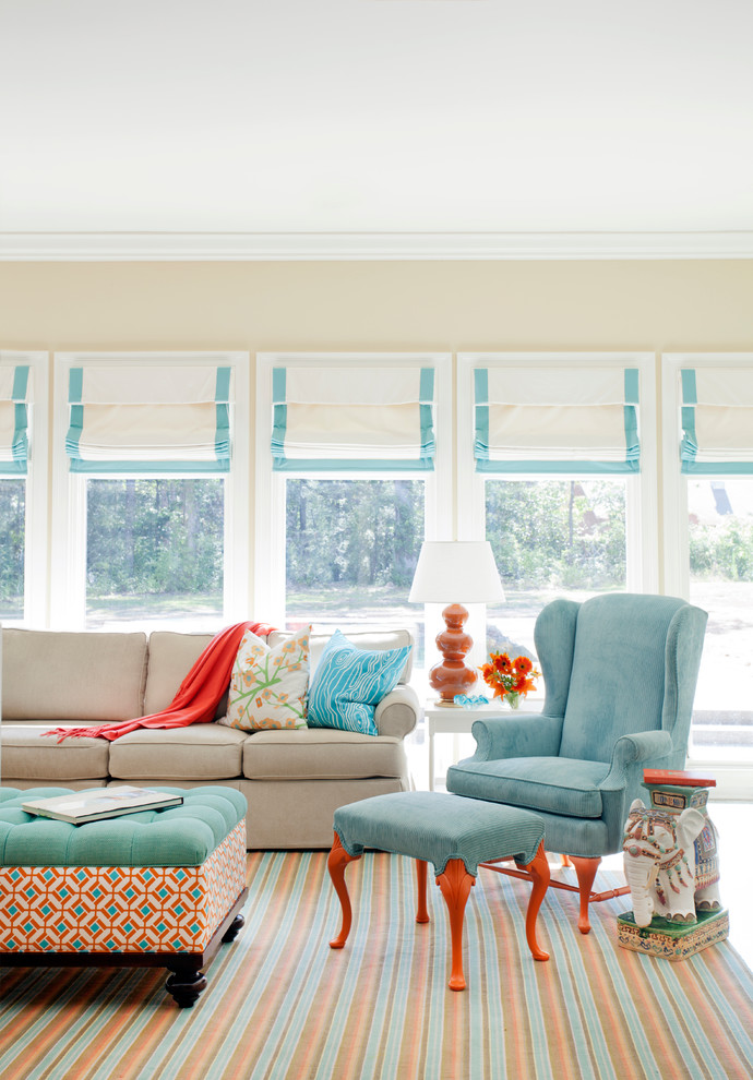 Immagine di un soggiorno tradizionale di medie dimensioni e aperto con pareti beige e tappeto