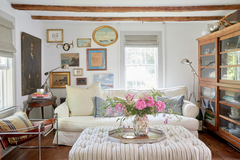 Landhausstil Wohnzimmer mit weißer Wandfarbe, braunem Holzboden und braunem Boden in New York