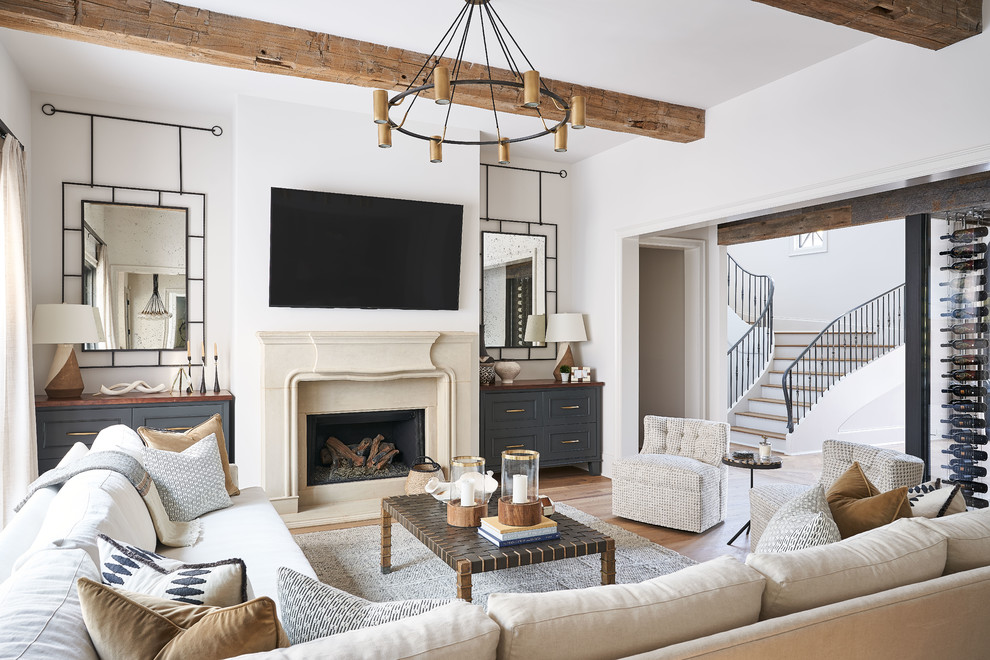 Country Wohnzimmer mit weißer Wandfarbe, braunem Holzboden, Kamin, TV-Wand und braunem Boden in Charlotte