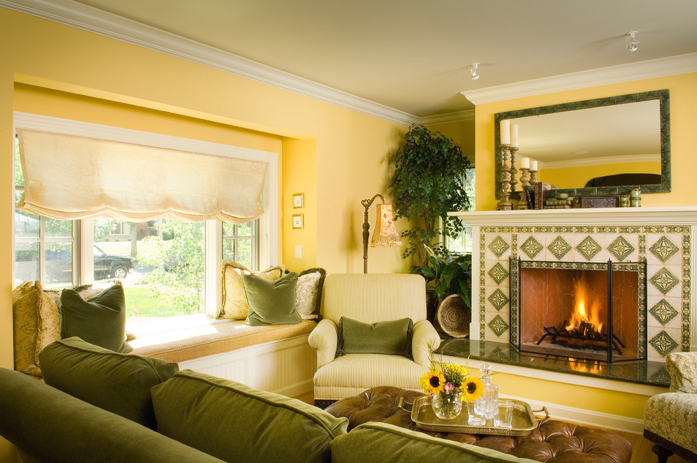 Идея дизайна: маленькая изолированная гостиная комната в классическом стиле с желтыми стенами, светлым паркетным полом, стандартным камином, фасадом камина из плитки и эркером для на участке и в саду