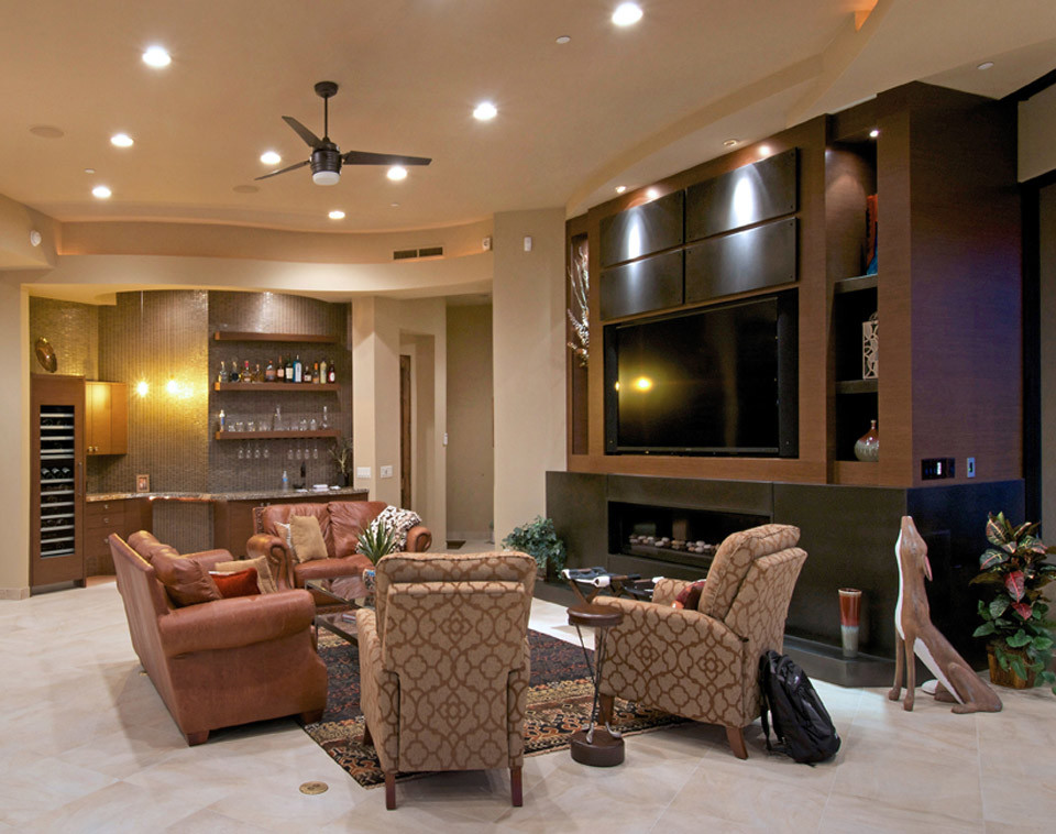 Exempel på ett stort amerikanskt allrum med öppen planlösning, med ett finrum, beige väggar, travertin golv, en standard öppen spis, en spiselkrans i metall och en väggmonterad TV