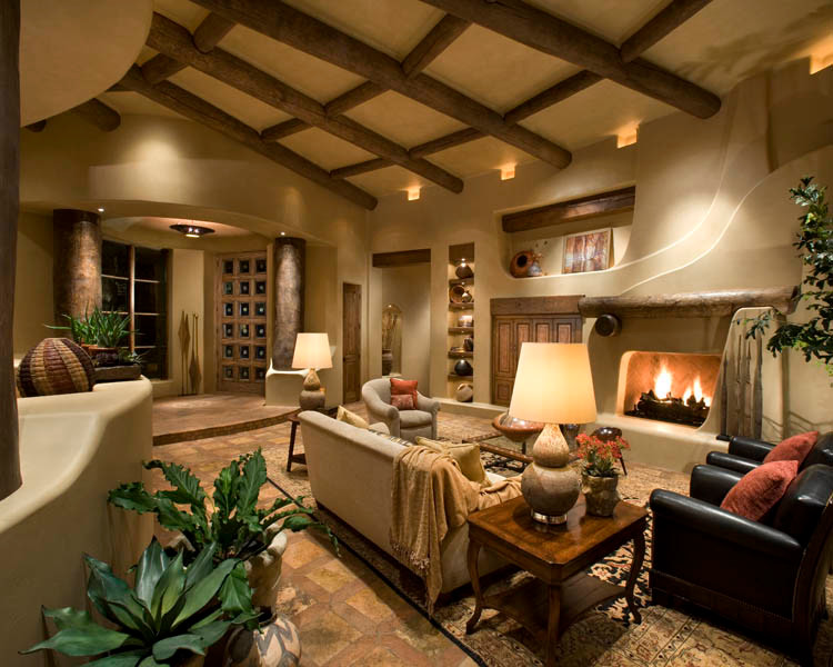 Cette image montre un salon sud-ouest américain de taille moyenne et ouvert avec un mur beige, un sol en travertin, une cheminée standard, un manteau de cheminée en plâtre, aucun téléviseur et un sol marron.