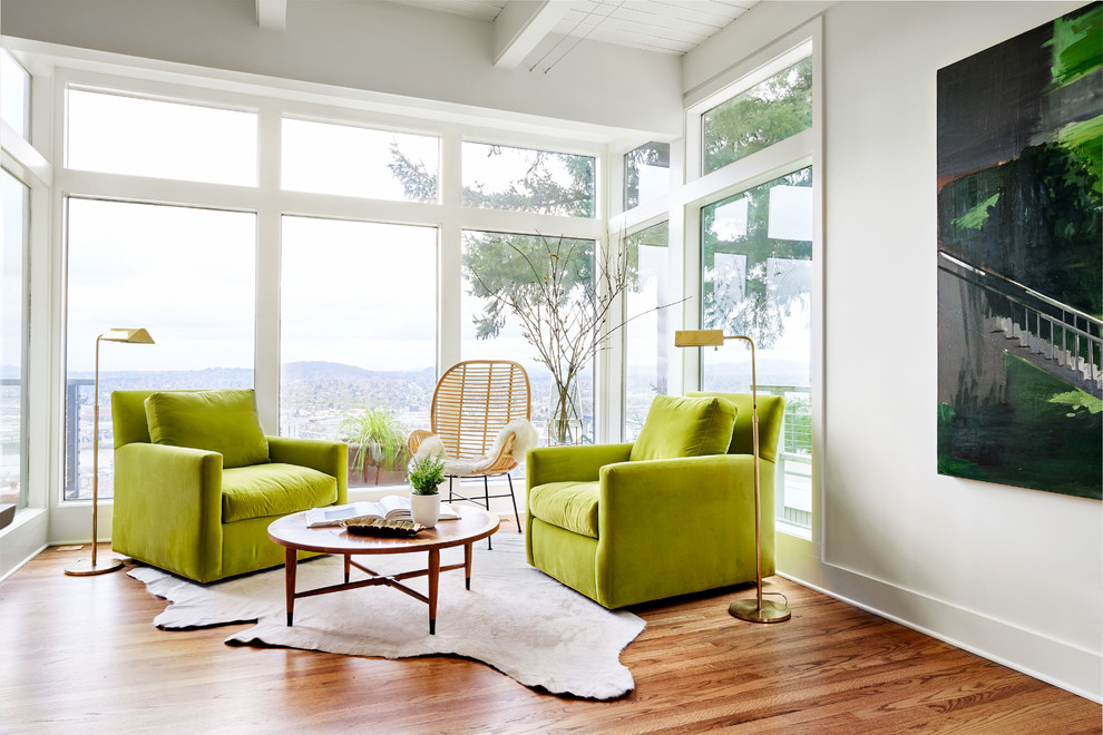 Esempio di un piccolo soggiorno minimal aperto con pareti bianche, pavimento in legno massello medio, pavimento marrone e sala formale