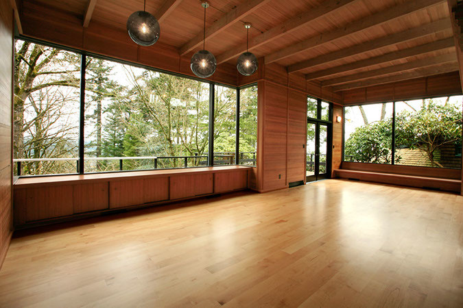 Foto de salón abierto actual grande sin televisor con suelo de madera clara, todas las chimeneas y marco de chimenea de ladrillo