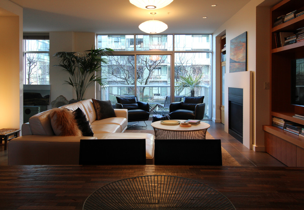 Mittelgroßes, Offenes Modernes Wohnzimmer mit weißer Wandfarbe, Gaskamin und TV-Wand in Portland