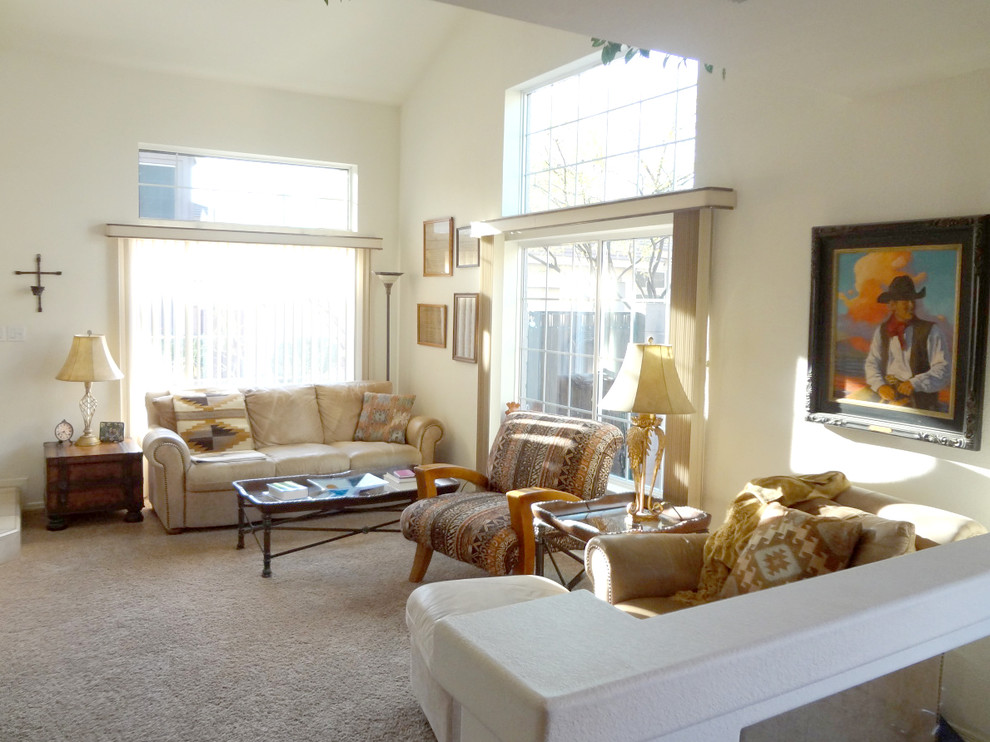 Foto på ett mellanstort amerikanskt separat vardagsrum, med beige väggar och klinkergolv i porslin