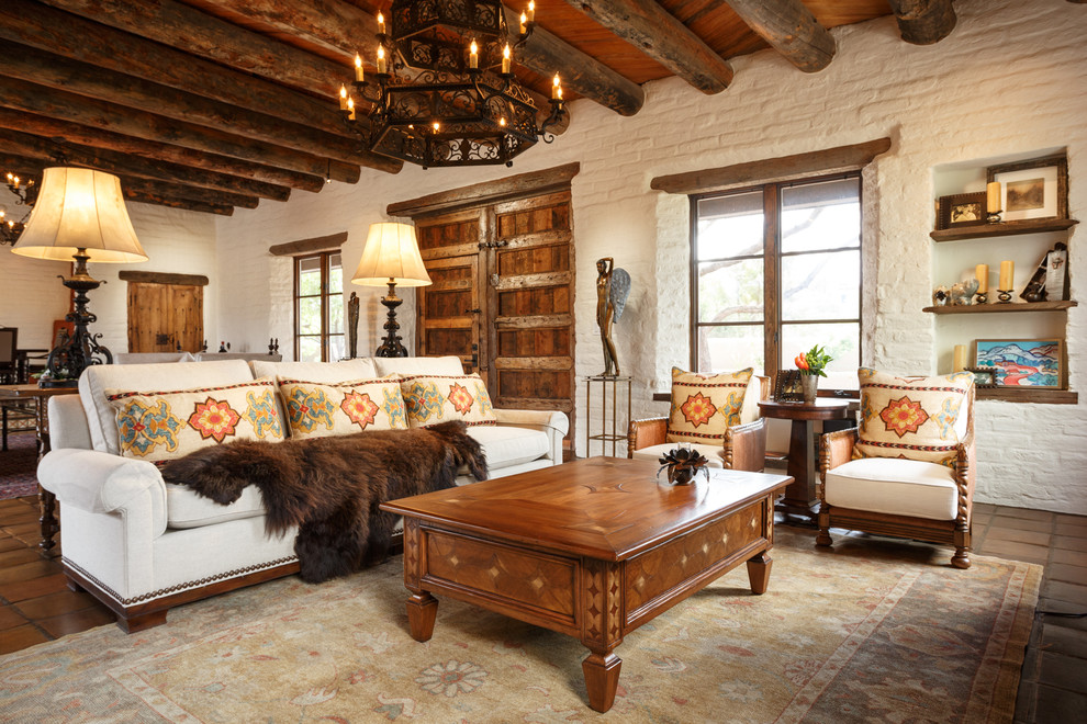 Imagen de salón para visitas abierto de estilo americano grande con paredes blancas y suelo de baldosas de terracota