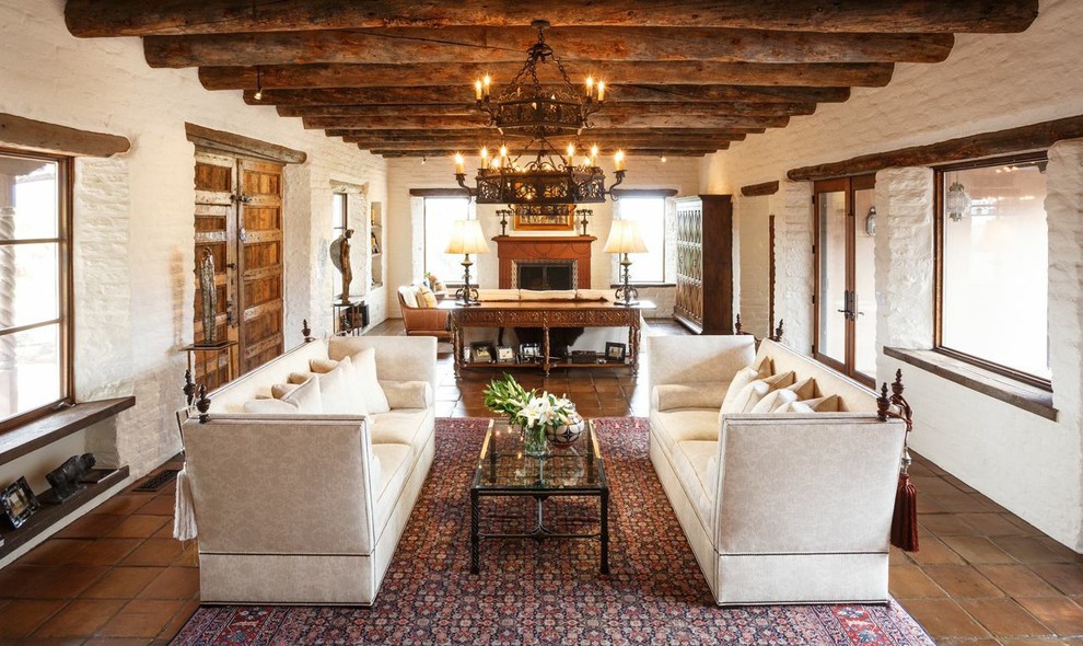 Foto de salón para visitas abierto de estilo americano grande con paredes blancas, suelo de baldosas de terracota y todas las chimeneas