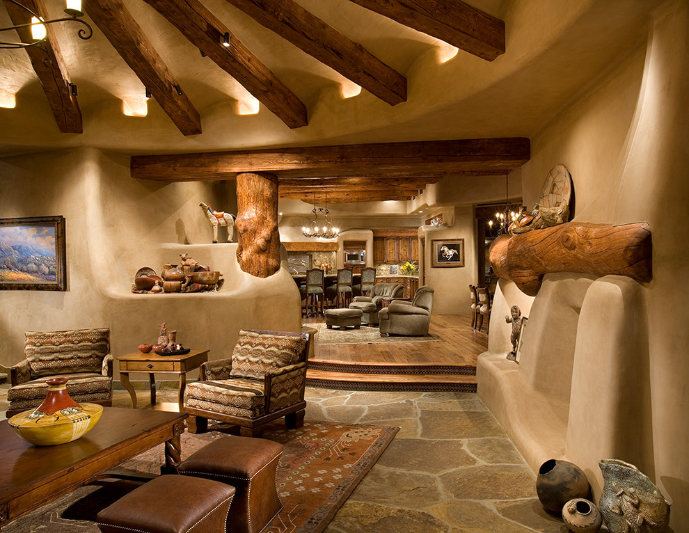 Cette image montre un salon sud-ouest américain avec un mur beige, une cheminée standard et un manteau de cheminée en plâtre.