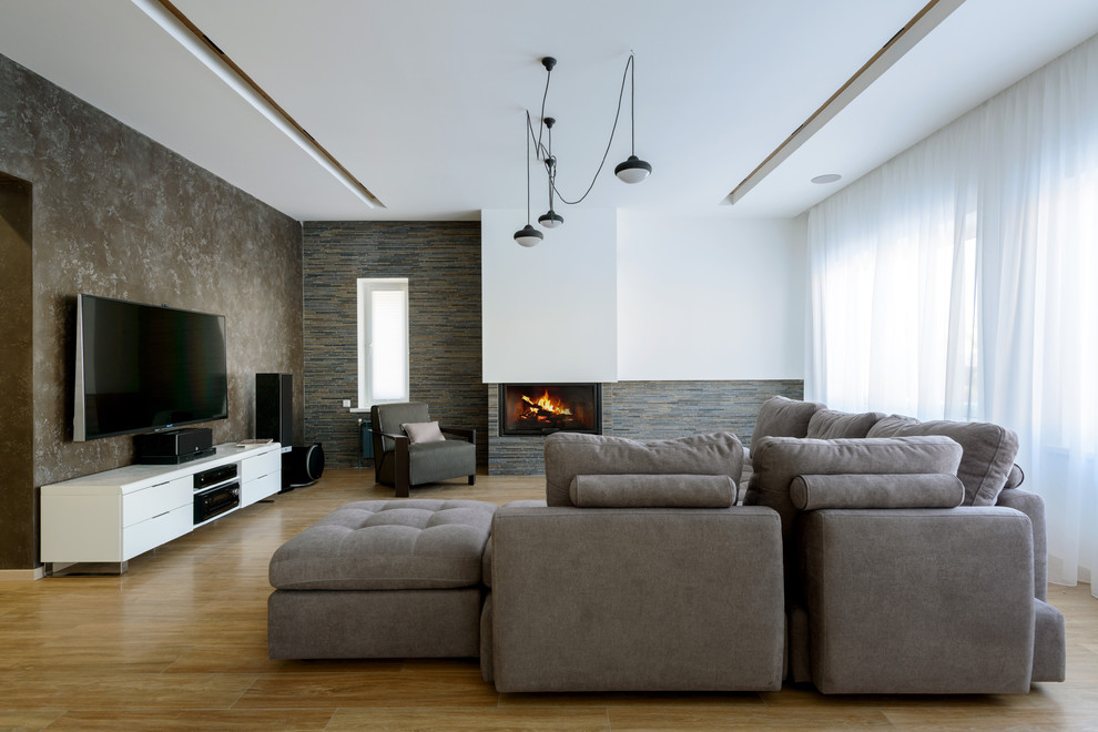 Aménagement d'un salon contemporain avec une cheminée standard, un téléviseur fixé au mur et un manteau de cheminée en pierre.