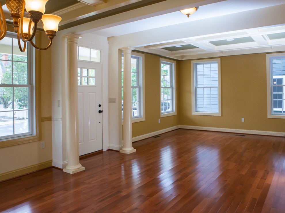 Mittelgroßes, Offenes Stilmix Wohnzimmer ohne Kamin mit gelber Wandfarbe und braunem Holzboden in Baltimore