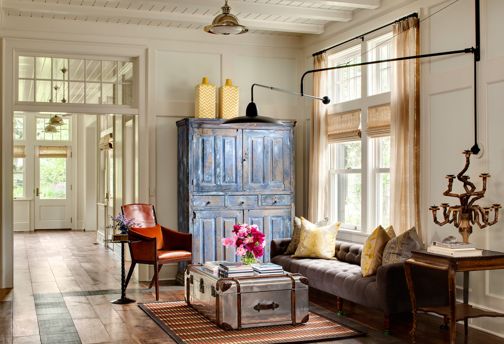 Ispirazione per un soggiorno country con sala formale, pareti beige, pavimento in legno massello medio e tappeto