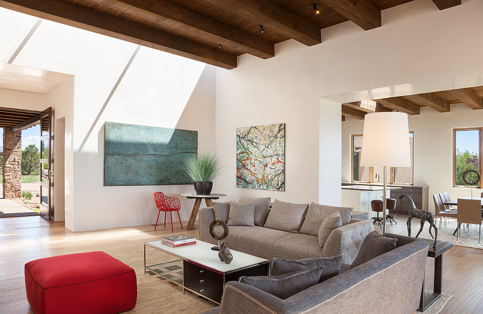 Offenes, Fernseherloses Modernes Wohnzimmer ohne Kamin mit weißer Wandfarbe und hellem Holzboden in Albuquerque