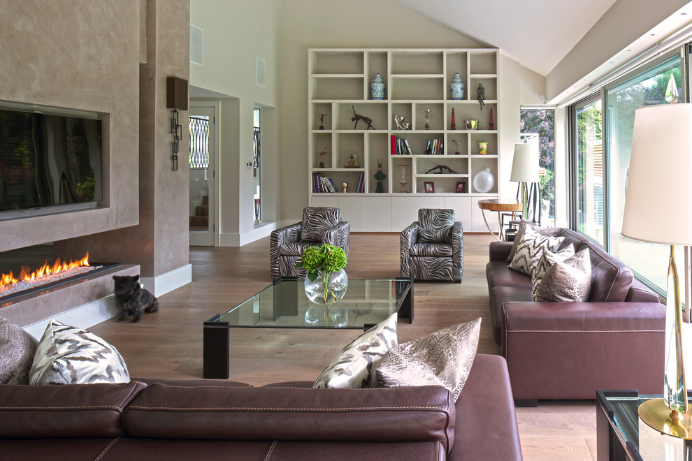 Idee per un soggiorno minimal aperto con pareti beige, pavimento in legno massello medio e TV a parete