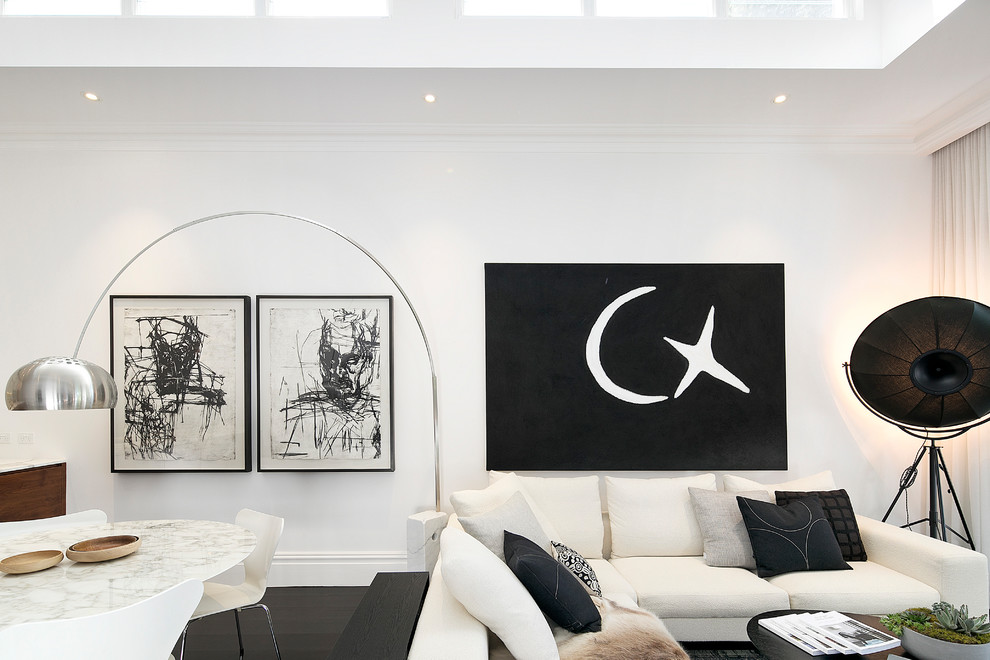 Offenes, Fernseherloses Modernes Wohnzimmer ohne Kamin mit dunklem Holzboden, weißer Wandfarbe und schwarzem Boden in Sydney
