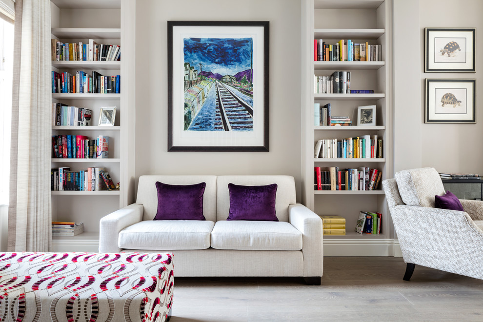 Esempio di un soggiorno contemporaneo di medie dimensioni con libreria, parquet chiaro e nessuna TV