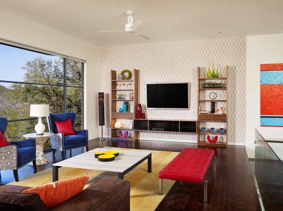 Пример оригинального дизайна: большая открытая гостиная комната в стиле фьюжн с телевизором на стене, бежевыми стенами, темным паркетным полом и обоями за телевизором без камина
