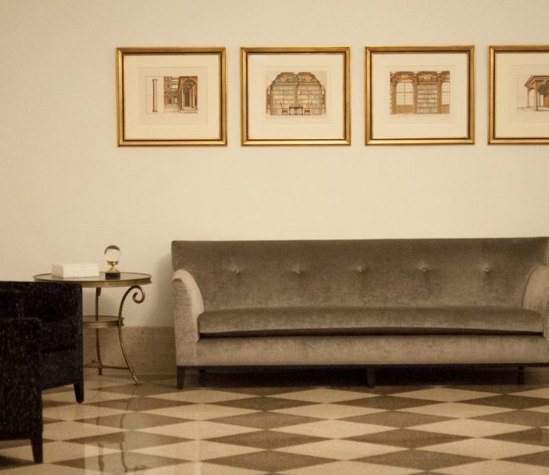 Imagen de salón cerrado de tamaño medio con paredes beige