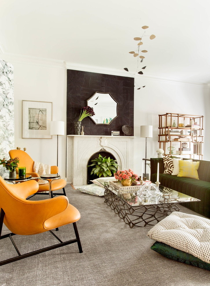 Cette photo montre un grand salon tendance avec un mur blanc, moquette, une cheminée standard, un manteau de cheminée en plâtre et un sol beige.