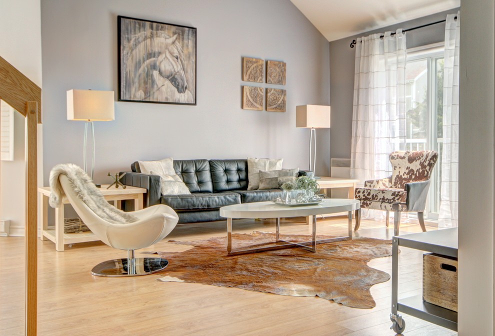 Mittelgroßes, Offenes Nordisches Wohnzimmer mit grauer Wandfarbe und hellem Holzboden in Montreal