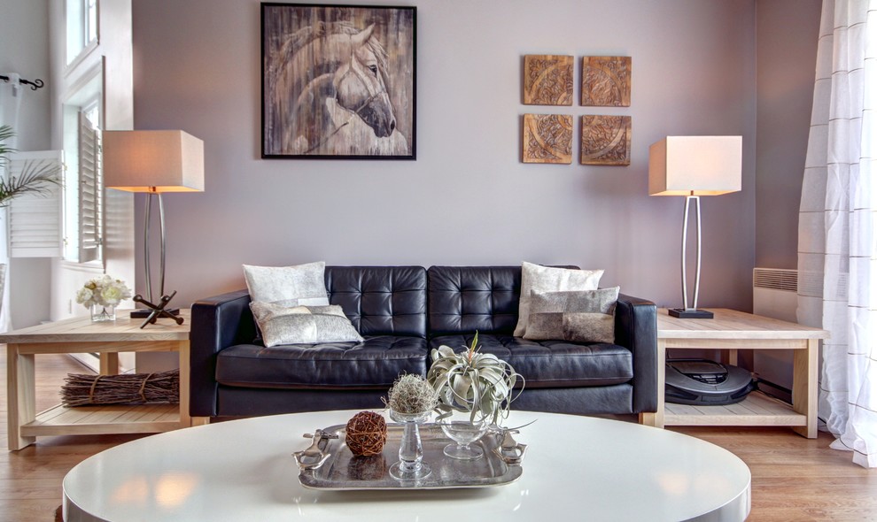 Стильный дизайн: открытая гостиная комната среднего размера в скандинавском стиле с серыми стенами и светлым паркетным полом без камина - последний тренд