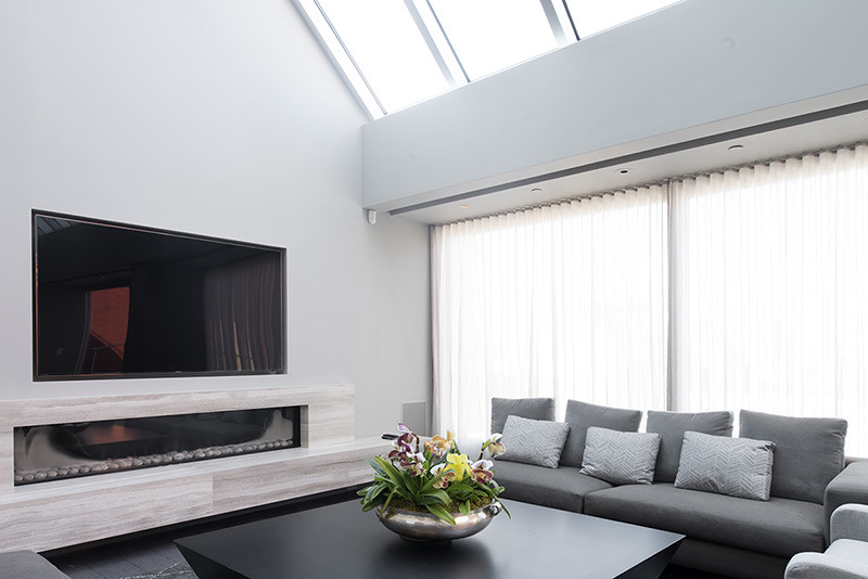 Offenes, Geräumiges Modernes Wohnzimmer mit Multimediawand, grauer Wandfarbe und Gaskamin in New York