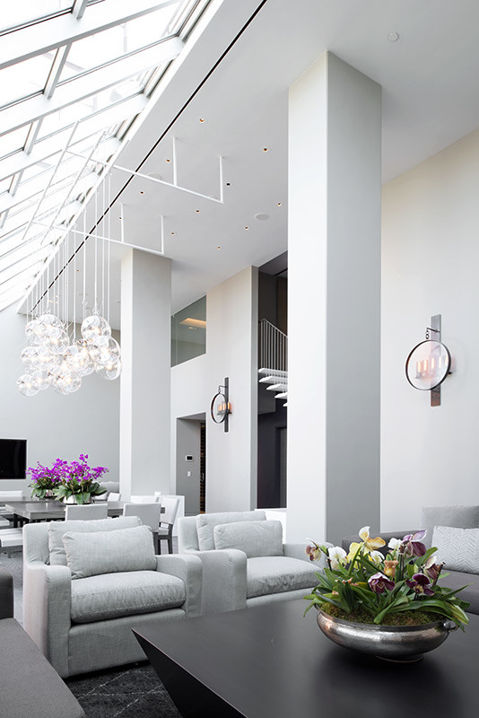 Esempio di un ampio soggiorno minimalista aperto con parete attrezzata, sala formale e pareti grigie