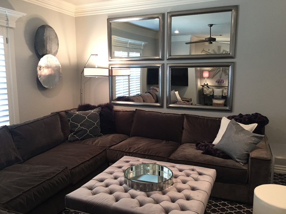 Mittelgroßes, Offenes Klassisches Wohnzimmer ohne Kamin mit grauer Wandfarbe, Teppichboden, TV-Wand und buntem Boden in Dallas
