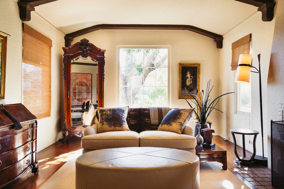 Diseño de salón mediterráneo con paredes beige y suelo de madera en tonos medios