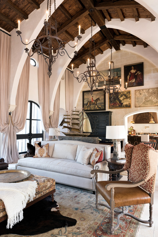 Пример оригинального дизайна: большая парадная, изолированная гостиная комната в средиземноморском стиле с полом из известняка и белыми стенами без телевизора