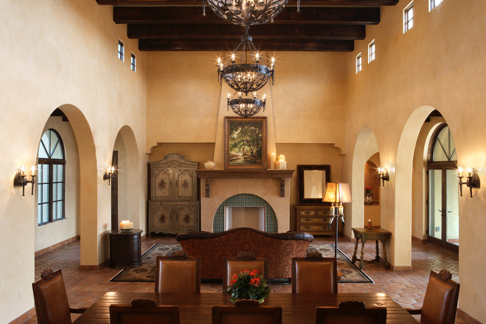 Imagen de salón mediterráneo con suelo de baldosas de terracota y arcos
