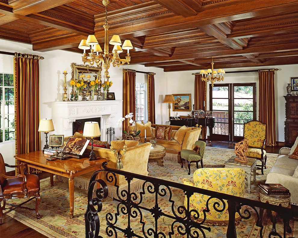 Cette image montre un salon traditionnel avec une salle de réception, un mur blanc, parquet foncé, une cheminée standard, un manteau de cheminée en plâtre et un sol marron.