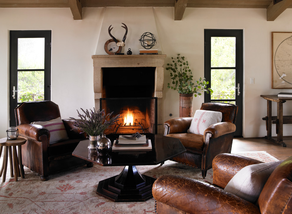 Fernseherloses Mediterranes Wohnzimmer ohne Kamin mit weißer Wandfarbe und braunem Holzboden in Los Angeles