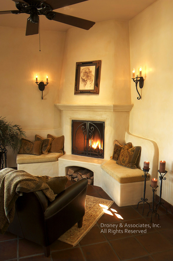 Идея дизайна: гостиная комната в средиземноморском стиле с стандартным камином и фасадом камина из штукатурки