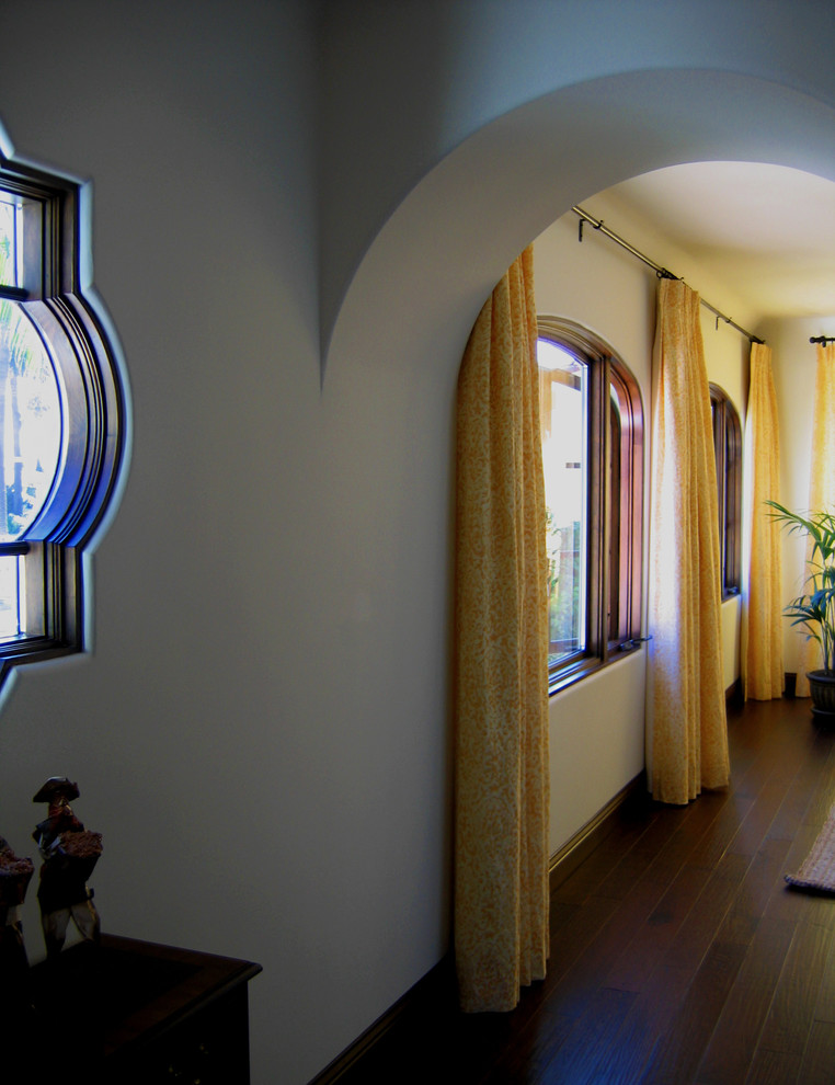 Пример оригинального дизайна: изолированная гостиная комната среднего размера в средиземноморском стиле с белыми стенами, темным паркетным полом и коричневым полом