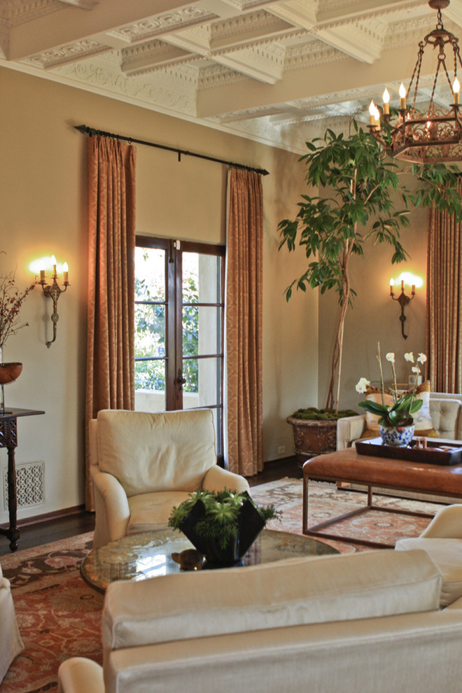 Immagine di un soggiorno mediterraneo chiuso con sala formale, pareti beige e parquet scuro
